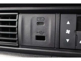前席用にタイプCのUSBポートがございます。