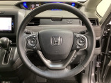 ハンドルにHondaセンシング系のクルーズコントロールやレーンキープアシストなどのスイッチと、オーディオの操作スイッチが装備されています。ハンドルから手を離さず安全に操作できます。