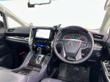 運転席まわりです。 各操作スイッチは使いやすい位置に配置されてます。