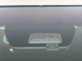 【三菱e-Assist】走行中に前方の車両等を認識し、衝突しそうな時は警報とブレーキで衝突回避と被害軽減をアシスト。より安全にドライブをお楽しみいただけます。