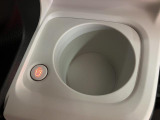 前席には保温機能付きのカップホルダーがありますよ♪