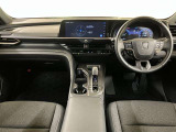 ディスプレイ・メーター・操作機器を水平に集約し、運転中の視線移動や動作を最小化することで迷う事無く直感的に運転できるドライビングの為の空間です。更に室内の照明や心地良さを深める質感が好評を頂いています
