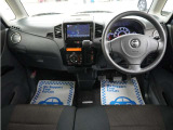 運転にかかわる様々な操作を安全に行えるように視点移動が少なく、操作性に配慮されたスイッチ類が凝縮されたコクピットです。