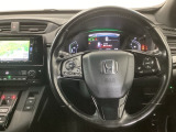 【ハンドル】運転にかかわる様々な操作を安全に行えるように視点移動が少なく操作性に配慮されたスイッチ類が凝縮されたコックピットです。