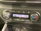 【オートエアコン】一度お好みの温度に設定すれば、車内の温度を検知し風量や温度を自動で調整。暑い&hellip;寒い&hellip;と何度もスイッチ操作をする必要はありません。快適な車内空間には必須の機能ですね♪