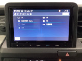 HondaCONNECT対応の便利なナビディスプレー。お持ちのスマートフォンと連携して、ナビやBluetoothでの音楽再生が可能です。デザインはもちろん、操作性も良好です。