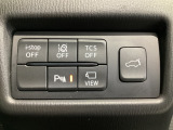 運転席脇のクラスタースイッチ部分にはカメラ切り替えスイッチ、パーキングセンサーその他走行系スイッチを集中配置しております。