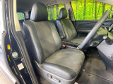 運転席まわりには十分なスペースがあり、大柄な方でもゆったり運転していただける環境です。