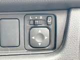 【電動格納ミラー】サイドミラーは電動格納式となっており、狭い駐車場でもキズがつくリスクを抑えられます。