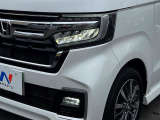 【LEDヘッドライト】悪天候や夜間走行時も良好な視界を確保し安心して運転できる高輝度LEDヘッドライトを装備!点灯速度が早く、消費電力も抑えられています。
