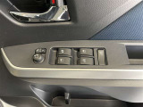 パワーウィンドウスイッチで運転席から全席の窓の開閉ができます♪