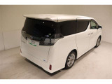 後部座席とリヤはプライバシーガラスになっています。座っている人や置いてある荷物が見えにくくなっているのでプライバシーの確保が出来ます。