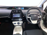 運転席周りのレイアウトをご覧ください。ナビゲーションが綺麗に装着されすっきり収まってますね!