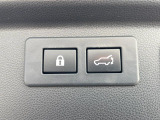 【パワーバックドア】スマートキーや運転席のボタンを押すだけでリアゲートが自動で開閉します!荷物を持っている時や、高い位置にあるバックドアを閉める際に便利な機能です♪