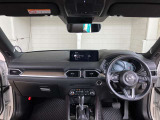 フロントピラーの位置を従来よりも後方にレイアウト。運転席からの視界の広がりを向上。車両の周囲の状況を、いち早く知ることで、安全に運行できます。