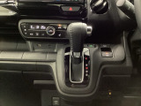 運転席周辺のスマートなレイアウトが、操作のしやすさを実現。快適なドライブをサポートします。手元で操作ができる、電子制御パーキングブレーキ。