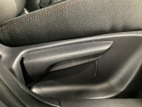 運転席にはドライバーの体型や好みに応じて前後方向だけでなく、高さの調整ができるシートリフターを装備!