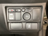 左側電動スライドドアは運転席からでも操作ができるように、ハンドル付近に開閉の操作スイッチが付いています。またVSA解除スイッチを右側に装備しています。