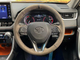 インテリアに合わせたデザインのステアリングは、運転される方のことも考え、運転しやすい形状、大きさです。是非一度、実際に触ってお確かめください。