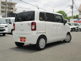 右斜め後ろからの特徴的なフォルム。狭い路地裏でも運転しやすそうな小回りが利くコンパクトボディ♪