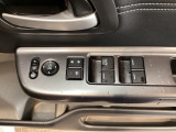 電動格納式リモコンドアミラーと、パワーウィンドウスイッチ等は運転席ドアにあります。