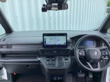 運転席周りです。カップホルダーや小物の収納などは必須ですよね!!使い勝手の良いつくりになっております!!