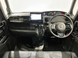 使いやすいレイアウトのダッシュボード周辺です。オートエアコンや小物入れなど嬉しい装備が満載です。