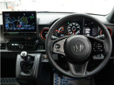 運転にかかわる様々な操作を安全に行えるように視点移動が少なく、操作性に配慮されたスイッチ類が凝縮されたコクピットです。