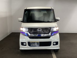 車の個性が最も現れるフロントデザイン。バランスの取れたフォルムは飽きが来ず、毎日のドライブを誇らしい気持ちにさせてくれる美しさです