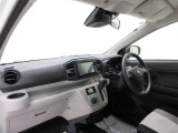 ダイハツのお店では、ダイハツ車を知り尽くしたプロフェッショナルが、専用の診断機器を使って各システムを点検しております。