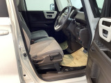 フィット感のあるシート。しっかりと支えてくれるので、長時間の運転を快適にサポートしてくれます。