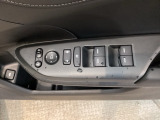 【パワーウィンドウスイッチ】ワンタッチで、パワーウインドウやドアミラーを操作できます。