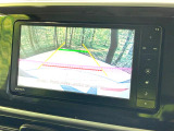 【バックカメラ】駐車時に後方がリアルタイム映像で確認できます。大型商業施設や立体駐車場での駐車時や、夜間のバック時に大活躍!運転スキルに関わらず、今や必須となった装備のひとつです!
