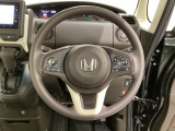 ハンドルにHondaセンシング系のクルーズコントロールやレーンキープアシストなどのスイッチと、オーディオの操作スイッチが装備されています。ハンドルから手を離さず安全に操作できます。