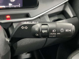 【オートライト】車のセンサーが周囲の明るさを感知し、自動でヘッドライトを点灯・消灯する機能です。この機能は夕暮れ時の交通事故が多い時間帯の安全性を高めてくれます。