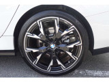 【BMWアロイホイール】軽量かつ強度に拘ったアロイホイール。走行性能ポテンシャルを引き出す設計。タイヤのサイドウォールが強化されたランフラットタイヤは、パンク時にタイヤがつぶれてもリムから外れません。