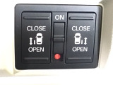 【両側パワースライドドア】両側がパワースライドドアになっており、運転席のスイッチやスマートキーでも開閉が可能です!開口部も広いので乗り降りも楽々♪