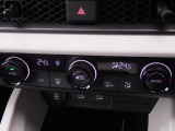 オートエアコンは左右席で独立温度コントロールが可能です。運転席はキンキンに冷やして助手席はマイルドにと言った設定が可能です☆暑さ寒さでケンカすることもなくなりますね♪
