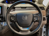 運転にかかわる様々な操作を安全に行えるように視点移動が少なく操作性に配慮されたスイッチ類が凝縮されたコクピットです。