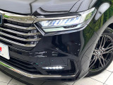 【LEDヘッドライト】悪天候や夜間走行時も良好な視界を確保し安心して運転できる高輝度LEDヘッドライトを装備!点灯速度が早く、消費電力も抑えられています。