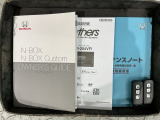 スマートキーは鍵をバッグに入れたままでもドアロックの開閉やエンジンのON・OFFができます。夜間や雨の日も鍵を探さなくて良いので便利です。