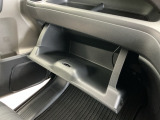 【グローブボックス】収納スペースが沢山あるので車内が散らからずに助かります。ちょっとした物を入れるのにいいですね♪