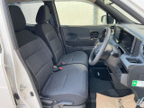 運転席まわりです。実際に座ってみて、乗り心地を体験してみてください。