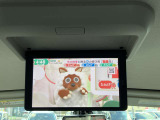 セカンドシートでは迫力の映像を楽しめるとともに、サードシートからでも見やすい11インチ大画面モニター。格納式なので車内の移動もスムーズです。
