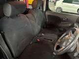 運転席の画像です。足元やシートまわりに余裕があり、リラックスした姿勢で運転が可能です。視界も良好で操作系へのアクセスもしやすく、快適で安心感のあるドライブをサポートします。