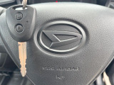 【キーレス】少し離れた場所からでもボタン一つでドアの開錠・施錠ができるのでとっても便利!ドアの鍵穴周りに傷をつけることもありません♪