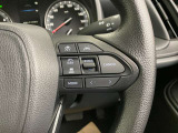 前方の車との車間を設定し、スピードを上げたり緩めたりを自動で行ってくれる追尾式の「レーダークルーズ」。上級装備の一つです!高級車にしかつかない嬉しい機能です。