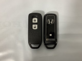 スマートキーを装備しています。鍵を差し込むことなくドアロックの開け閉めと、スタートボタン操作でのエンジンスタートができます。スペアキーも同じものを用意しております。