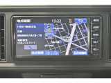 純正ナビを装備。タッチパネル式で使いやすく、お出かけもラクラクです。