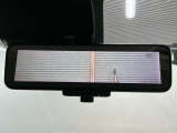 【インテリジェントルームミラー】後部座席の人や荷物で視界が遮られてもカメラの映像でいつでもクリアな後方視界が確保できます。